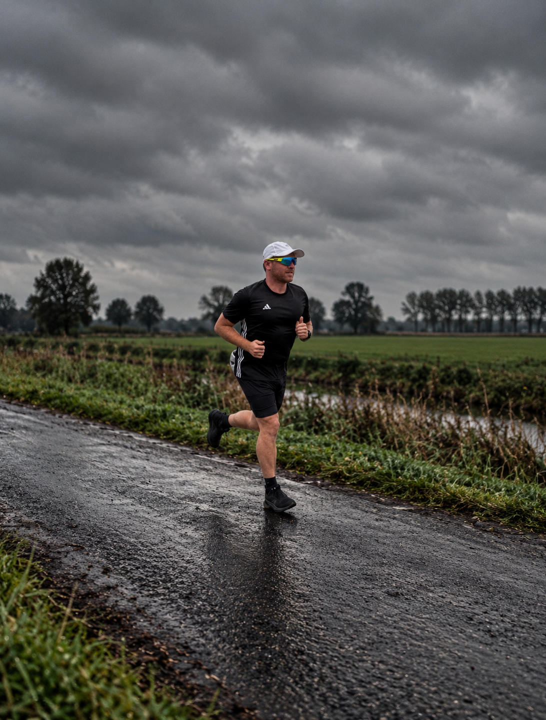 Hardloper op een natte landweg, onderweg naar 21,1 kilometer